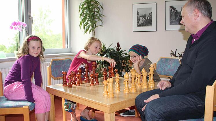 Ins Spiel vertieft: Lea (von links) und die Geschwister Neele und Albert ziehen gegen Beschäftigungstherapeut Waldemar Schwabe ins Feld.