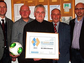Bei der Auszeichnung mit der "Goldenen Raute" (von rechts): Kreisspielleiter Gottfried Bindrim, BFV-Kreis-Ehrenamtsbeauftragter Toni Adelhardt, SG-Vorstand Frank Eigl, Fußball-Abteilungsleiter Günter Preissner und Bürgermeister Michael Ziegler.  Foto: Alfons Beuerlein