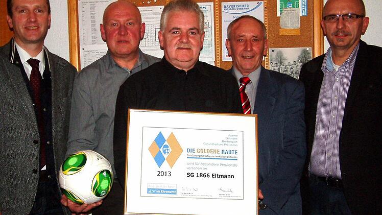 Bei der Auszeichnung mit der "Goldenen Raute" (von rechts): Kreisspielleiter Gottfried Bindrim, BFV-Kreis-Ehrenamtsbeauftragter Toni Adelhardt, SG-Vorstand Frank Eigl, Fußball-Abteilungsleiter Günter Preissner und Bürgermeister Michael Ziegler.  Foto: Alfons Beuerlein