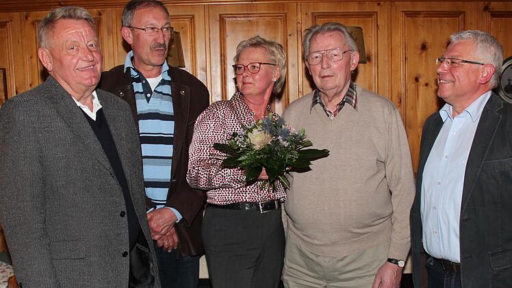 Die Geehrten von links: Josef Nagengast, Erwin Mönius, Karin Frank, Baptist Nagengast und Vorsitzender Hans Mönius. Es fehlen Dietmar Utz und Wolfgang Mößlein.  Foto: Johanna Blum