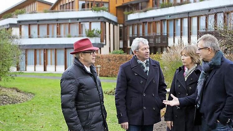 Die bisherigen Eigentümer und Betreiber Gerhard und Gabriele Krämer (rechts) mit dem Geschäftsführer der Kreiskrankenhausgesellschaft, Manfred Fischer (links), und dem Aufsichtsratsvorsitzenden, Landrat Johann Kalb, vor dem Pflegeheim in Walsdorf. Foto: Barbara Herbst