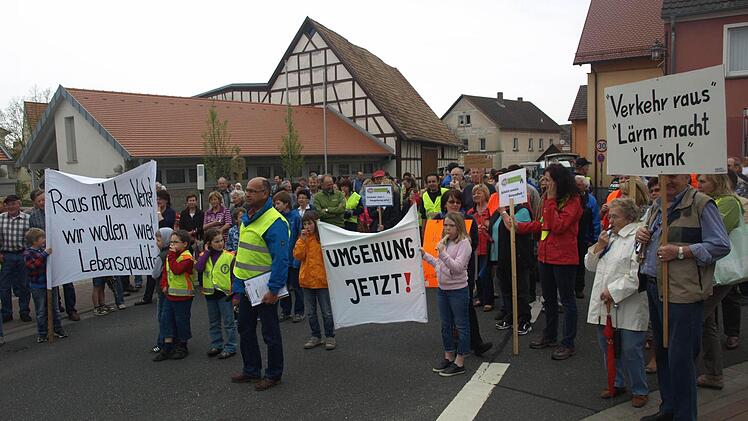 Wegen der Verkehrsbelastung vor allem durch Lkw sind die Eltingshäuser auch schon auf die Straße gegangen. Foto: Stefan Geiger/Archiv
