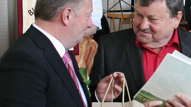 Landrat Bold gratuliert Anton Müller zu 25 Jahren Dienst als Feldgeschworener. Foto: Werner Vogel