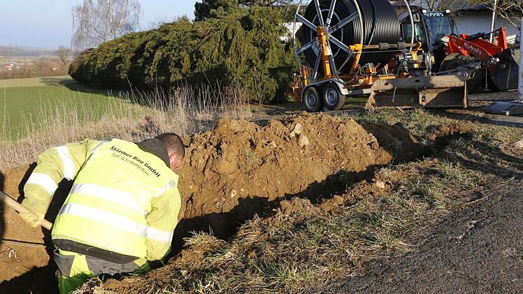 Die ersten Gräben sind auf dem Stadtgebiet von Scheßlitz bei Schlappenreuth schon gezogen. Bis August soll der Breitband-Ausbau beendet sein. Laut der Telekom sollen rund 2500 Haushalte schnellere Anschlüsse zur Verfügung haben. Foto: Matthias Hoch