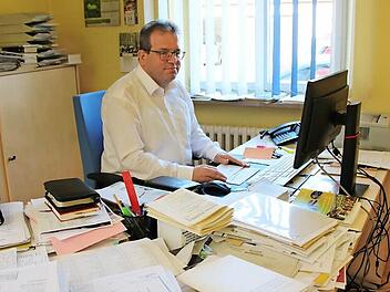 Pfarrer Thomas Klemm, der die Pfarreiengemeinschaft "Main-Steigerwald, Eltmann" seit 2008 leitet, wird zum 31. Juli 2016 seinen Schreibtisch im Pfarrbüro in Eltmann verlassen. Doch der Stuhl soll nicht unbesetzt bleiben: Nach einer Übergangszeit, in der Dekan Stefan Gessner stellvertretend die Aufgaben übernehmen wird, soll ein neuer Pfarrer kommen.  Foto: Friederike Stark
