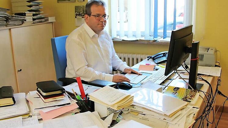 Pfarrer Thomas Klemm, der die Pfarreiengemeinschaft "Main-Steigerwald, Eltmann" seit 2008 leitet, wird zum 31. Juli 2016 seinen Schreibtisch im Pfarrbüro in Eltmann verlassen. Doch der Stuhl soll nicht unbesetzt bleiben: Nach einer Übergangszeit, in der Dekan Stefan Gessner stellvertretend die Aufgaben übernehmen wird, soll ein neuer Pfarrer kommen.  Foto: Friederike Stark