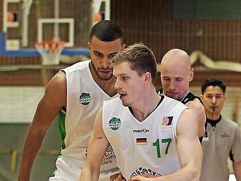 Johannes Thiemann (hinten) und Andi Obst (mit Ball) führen die U22-Rangliste der ProA mit 15,3 bzw. 11,8 Punkten im Schnitt an. Auf diese beiden Leistungsträger müssen die Baunacher in der nächsten Saison aber verzichten.Foto: sportpress