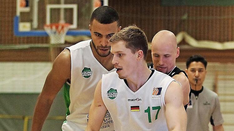Johannes Thiemann (hinten) und Andi Obst (mit Ball) führen die U22-Rangliste der ProA mit 15,3 bzw. 11,8 Punkten im Schnitt an. Auf diese beiden Leistungsträger müssen die Baunacher in der nächsten Saison aber verzichten.Foto: sportpress