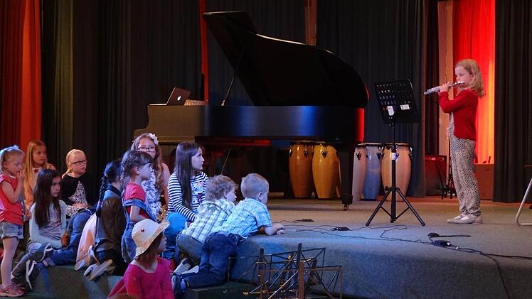 Erst seit wenigen Wochen lernt Mia Nestmann aus Augsfeld das Querflötespielen. Am Schulfest präsentierte sie sich selbstsicher wie ein kleiner Profi.