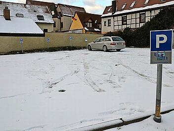 Der Parkplatz an der ehemaligen Hanika ist leer. Den k&ouml;nnte die Stadt doch anmieten, meint die CSU.  Foto: Bernhard Panzer