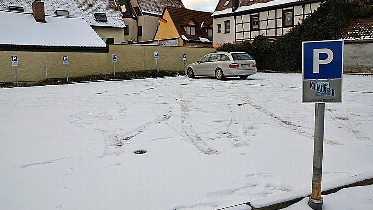 Der Parkplatz an der ehemaligen Hanika ist leer. Den k&ouml;nnte die Stadt doch anmieten, meint die CSU.  Foto: Bernhard Panzer