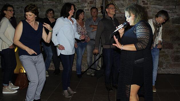 Natascha Wallace sch&auml;tzt ihre Fans und tanzt auch schon mal mit ihnen. Foto: Winfried Ehling