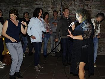 Natascha Wallace schätzt ihre Fans und tanzt auch schon mal mit ihnen. Foto: Winfried Ehling