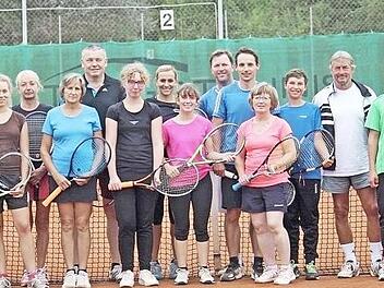 Am Turnier nahmen teil (von links): Heiko Kettler, Anton Sauter, Nicole Schneider, Sina Rohner, Kenny Turner, Hannah Kirchner, Marliese Elflein, Irmgard Bockelt, Egbert Sinner, Julia Kaspar, Steffi Hümpfner, Dorothea Kaspar, Thomas Schneider, Joachim Volk, Elfriede Säubert-Kaspar, Bastian Krug, Franz Marie, Niklas Krug, Anja Fößel, Michael Fößel und Andi Treutlein mit Moritz. Foto: Gerold Snater