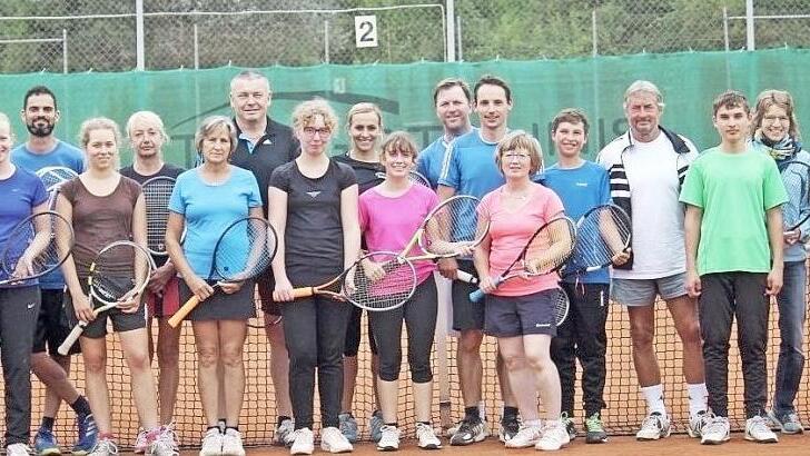 Am Turnier nahmen teil (von links): Heiko Kettler, Anton Sauter, Nicole Schneider, Sina Rohner, Kenny Turner, Hannah Kirchner, Marliese Elflein, Irmgard Bockelt, Egbert Sinner, Julia Kaspar, Steffi Hümpfner, Dorothea Kaspar, Thomas Schneider, Joachim Volk, Elfriede Säubert-Kaspar, Bastian Krug, Franz Marie, Niklas Krug, Anja Fößel, Michael Fößel und Andi Treutlein mit Moritz. Foto: Gerold Snater