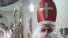 "Nikolaus" Gustav Fuß bei der Weihnachtsfeier der "Lauertaler Musikanten" in der von seiner Mutter aus einem alten Filmvorhang geschneiderten Robe, die ihm 48 Jahre gute Dienste leistete.  Fotos: privat