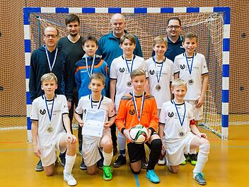 Unser Bild zeigt die U-13-Kicker der SG Obererthal mit ihrem Trainer Gerald Betz und den Funktionären des Bayerischen Fußballverbandes um Juniorenleiter Thomas Habermann, Kreisjuniorenleiter Rainer Lochmüller und Juniorenleiter Michael Moritz (von links).Anand Anders