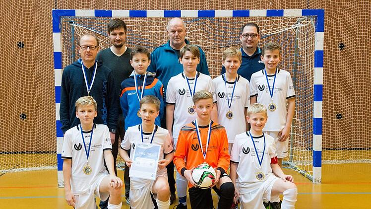 Unser Bild zeigt die U-13-Kicker der SG Obererthal mit ihrem Trainer Gerald Betz und den Funktionären des Bayerischen Fußballverbandes um Juniorenleiter Thomas Habermann, Kreisjuniorenleiter Rainer Lochmüller und Juniorenleiter Michael Moritz (von links).Anand Anders