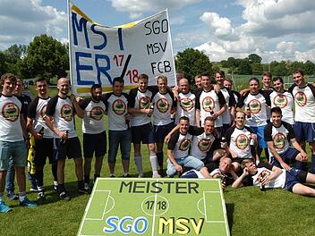 Meister der B-Klasse Rhön 1: Unser Bild zeigt die Spieler der SG Bad Brückenau II/Oberleichtersbach II mit (hinten, von links) Christian Zirkelbach, Patrick Bub, Florian Jakobsche, Daniel Wittmann, Sebastian Meißner, Jürgen Müller, Tobias Klaus, Julian Enders, Martin Pigge, Daniel Wehner, Jan Enders, Moritz Leitsch, Andreas Helfrich, Alexander Heinz, Tobias Romeis, Tobias Bassinger, Alexander Beck und Andreas Diller sowie (vorne, von links) Christian Wiesner, Markus Rubi, Marcel Schilling, Ma...