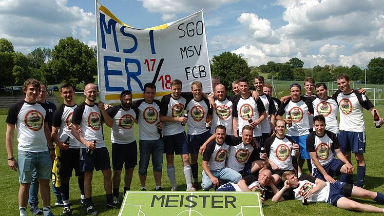 Meister der B-Klasse Rhön 1: Unser Bild zeigt die Spieler der SG Bad Brückenau II/Oberleichtersbach II mit (hinten, von links) Christian Zirkelbach, Patrick Bub, Florian Jakobsche, Daniel Wittmann, Sebastian Meißner, Jürgen Müller, Tobias Klaus, Julian Enders, Martin Pigge, Daniel Wehner, Jan Enders, Moritz Leitsch, Andreas Helfrich, Alexander Heinz, Tobias Romeis, Tobias Bassinger, Alexander Beck und Andreas Diller sowie (vorne, von links) Christian Wiesner, Markus Rubi, Marcel Schilling, Ma...