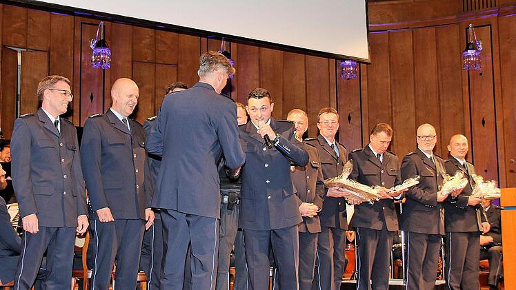 Die Ausbilder wurden von den Polizeischülern zum Abschied mit Geschenken  bedacht.