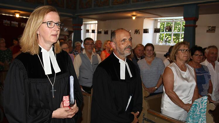 Die Dekanin des Dekanats Michelau, Stefanie Ott-Frühwald (links), verabschiedete Pfarrer Eckhart Kollmer in den verdienten Ruhestand im Rahmen eines Gottesdienstes in der Marienkirche in Watzendorf. Foto: Michael Stelzner