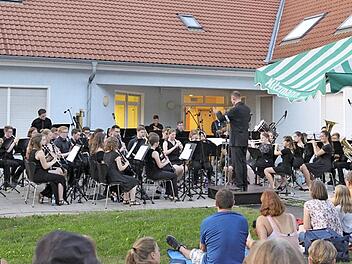 Sommerliche Temperaturen, fantastische Musik und ein begeistertes Publikum - so muss Open Air eben sein. Fotos: Werner Meschede