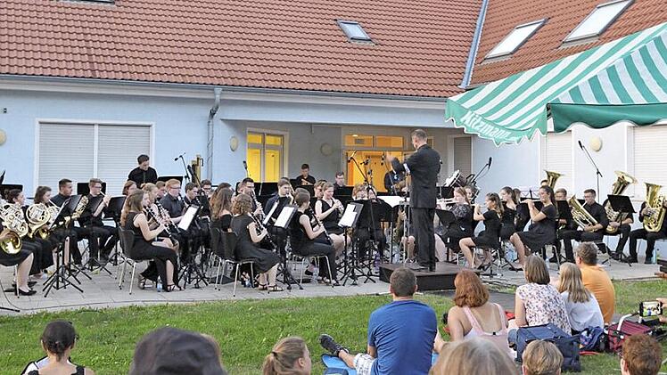 Sommerliche Temperaturen, fantastische Musik und ein begeistertes Publikum - so muss Open Air eben sein. Fotos: Werner Meschede