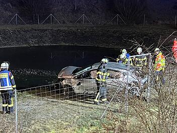 A3 im Kreis Würzburg: Bis zum Dach im eiskalten Wasser - Auto fliegt von Autobahn und landet in Wasserbecken A3 im Kreis Würzburg: Bis zum Dach im eiskalten Wasser - Auto fliegt von Autobahn und landet in Wasserbecken