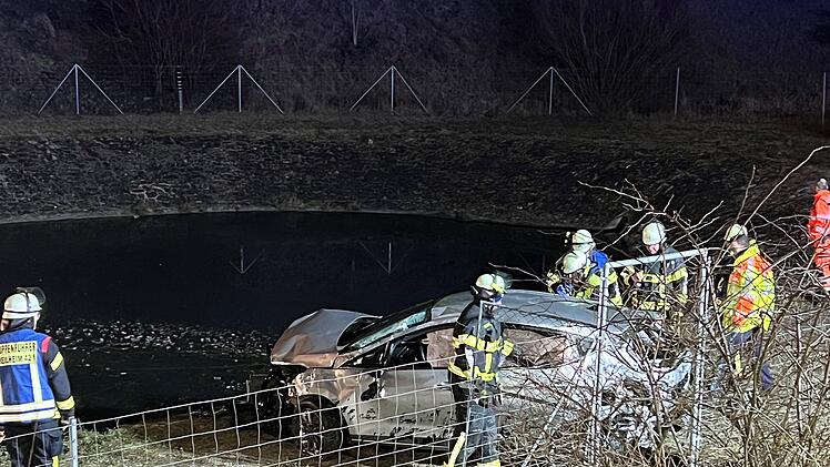 A3 im Kreis Würzburg: Bis zum Dach im eiskalten Wasser - Auto fliegt von Autobahn und landet in Wasserbecken