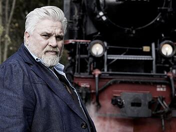 Dorfsheriff Frank Koops (Aljoscha Stadelmann) ermittelt im neunten "Harter Brocken"-Fall vor Dampflok- und Western-Kulisse.