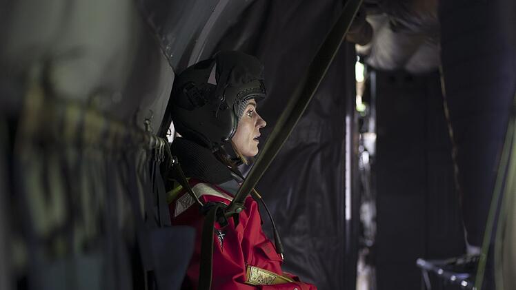 Um auf das U-Boot zu gelangen, muss Kommissarin Amy Silva (Suranne Jones) &uuml;ber dem offenen Meer abgeseilt werden.