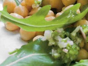 Rucola und Kichererbsen gehören zur mediterranen Küche. Foto: Archiv/dpa