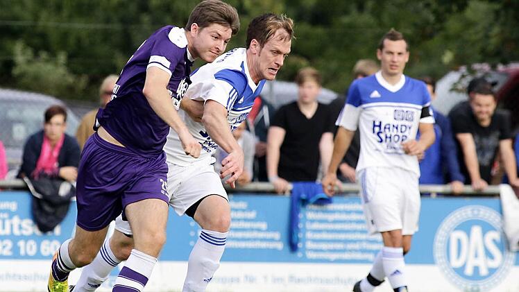 Der Bamberger Lukas Dotzler (l.) im Zweikampf mit Patrick Grübler. Rechts hinten der Oberhaider Pascal Seidelmann.