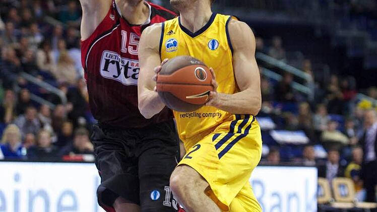 Mindaugas Katelynas (l.), hier für Vilnius gegen den Berliner Marko Simonovic im Einsatz, verstärkt die Brose Baskets. Foto: imago