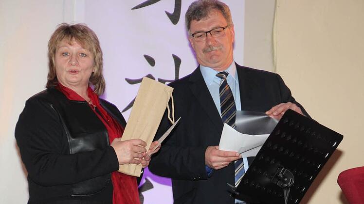 Bürgermeister und Schirmherr Dietz überreicht an die Vorsitzende des Karatevereins, Eva Greiff ein Geschenk.
