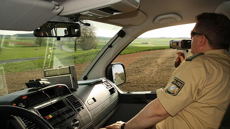 Polizeioberkommissar Claus Börgelein hat die KG 43 zwischen Eltingshäuser und der Rottershäuser Kreuzung (ehemals B 19) genau im Blick. Mit der Laserpistole erfasst er alle Autofahrer, die Richtung Eltingshausen unterwegs sind. Foto: Paul Ziegler
