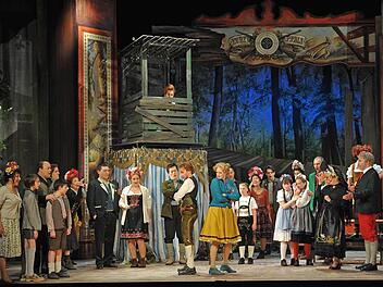 Auch mit geschickt in Szene gesetzten Chorszenen beeindruckt der Coburger "Vogelhändler" in der Neuinszenierung von Volker Vogel. Foto: Andrea Kremper