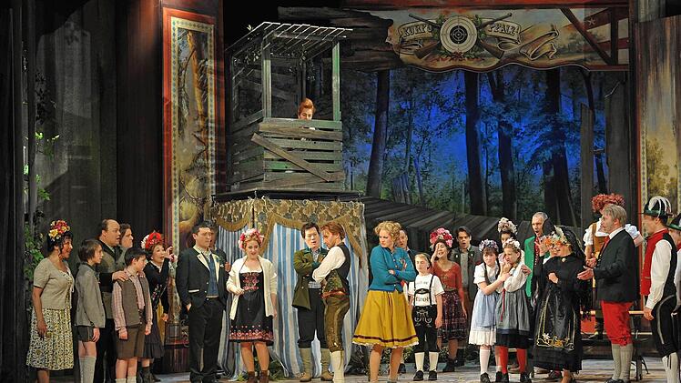 Auch mit geschickt in Szene gesetzten Chorszenen beeindruckt der Coburger "Vogelhändler" in der Neuinszenierung von Volker Vogel. Foto: Andrea Kremper