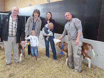 Die Familie Appel und der Kreisverband des Bayerischen Bauernverbandes Kronach laden zum Tag des offenen Hofes nach Effelter ein. Von links: Erwin Schwarz (BBV- Kreisobmann), Rosa Zehnter (BBV-Kreisbäuerin) mit Ina Appel, Bianca Appel mit Tochter Heidi, Marcus Appel.  Foto: Hofmann