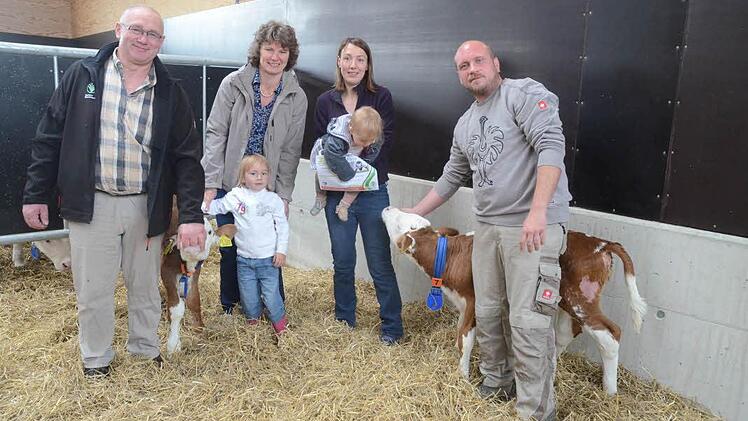 Die Familie Appel und der Kreisverband des Bayerischen Bauernverbandes Kronach laden zum Tag des offenen Hofes nach Effelter ein. Von links: Erwin Schwarz (BBV- Kreisobmann), Rosa Zehnter (BBV-Kreisbäuerin) mit Ina Appel, Bianca Appel mit Tochter Heidi, Marcus Appel.  Foto: Hofmann