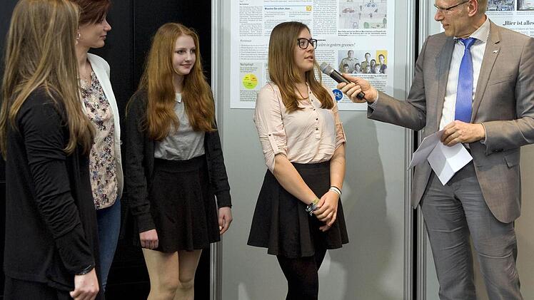 Christian Kellner, Hauptgeschäftsführer des Deutschen Verkehrssicherheitsrates, gratuliert Neuntklässlerin Pauline und ihren Mitschülerinnen, die stellvertretend für die ganze 9c des Dientzenhofer-Gymnasiums auf die Bühne durften. Foto: Jürgen Gebhardt