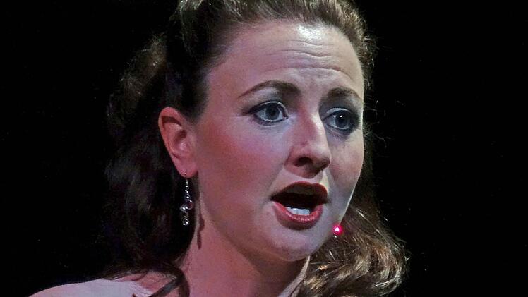 Stefanie Schmitt gestaltete einen Liederabend in der Coburger Reithalle.Foto: Jochen Berger