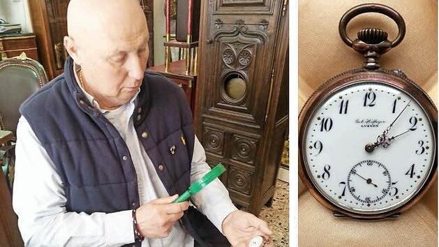 Johann Seb&ouml;k nimmt die Taschenuhr unter die Lupe, die mitnichten viel wert ist. Fotos: Sabine Christofzik