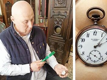 Johann Sebök nimmt die Taschenuhr unter die Lupe, die mitnichten viel wert ist. Fotos: Sabine Christofzik
