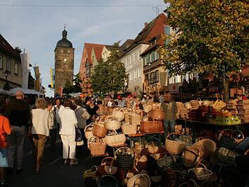 Beim Lichtenfelser Korbmarkt drängen sich die Besucher. In Notsituationen kann diese Enge gefährlich werden. Deshalb haben die Oragnsiatoren der Veranstaltung ein Sicherheitskonzept erarbeitet. Am Dienstag wurde es vorgestellt. Foto: Archiv