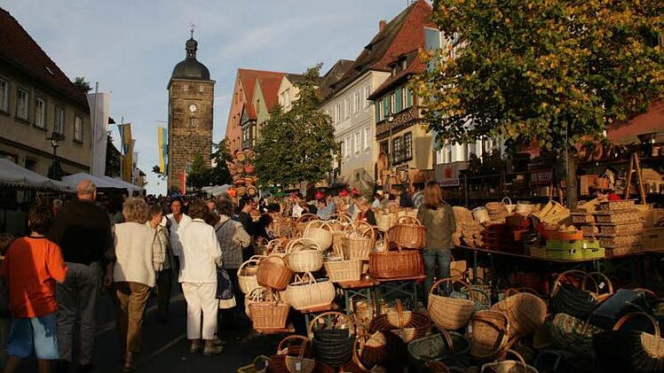 Beim Lichtenfelser Korbmarkt drängen sich die Besucher. In Notsituationen kann diese Enge gefährlich werden. Deshalb haben die Oragnsiatoren der Veranstaltung ein Sicherheitskonzept erarbeitet. Am Dienstag wurde es vorgestellt. Foto: Archiv