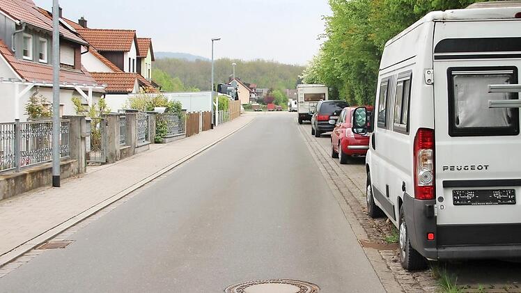 Die Lichteneiche ist eine schmale Straße. Auf der einen Seite stehen die Häuser, auf der anderen ist ein Parkstreifen, auf dem das Wohnmobil steht.  Foto: Andreas Schmitt