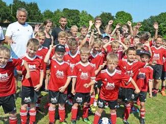 Gerne jubelten die Kids für dieses Foto nach vier Tagen Spielen und Lernen am runden Leder mit spürbarer Begeisterung. Foto: Jana Keul