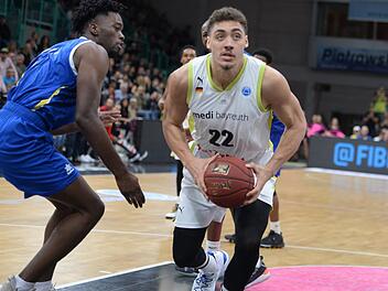 Reid Travis, hier im Hinspiel in Bayreuth gegen Axel Mpoyo von Apoel Nikosia, schrammte am Mittwochabend mit zwölf Punkten und neun Rebounds knapp an einem Double Double vorbei. Foto: Peter Mularczyk